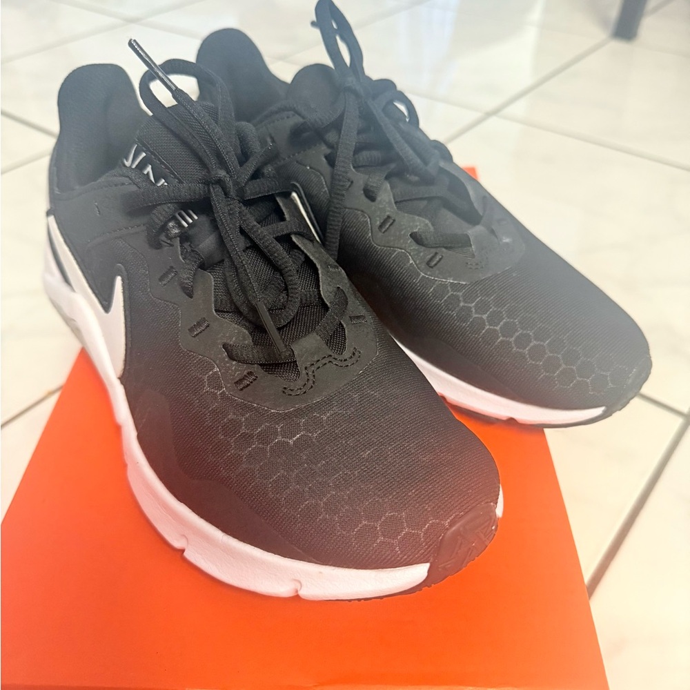 EXCELLENT USED WOMEN'S BLACK NIKE LEGEND ESSENTIALS 2 SNEAKERS SIZE 8